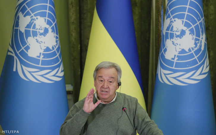 Antonio Guterres ENSZ-főtitkár a Volodimir Zelenszkij ukrán elnökkel közösen tartott sajtóértekezletükön, Kijevben 2022. április 28-án