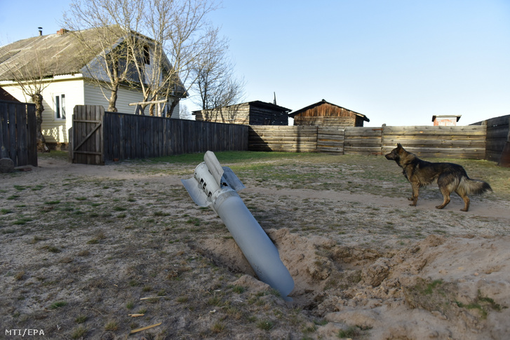 Földbe fúródott rakéta Kijevtől északra egy faluban 2022. április 14-én