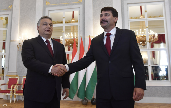 Áder János köztársasági elnök (j) fogadja Orbán Viktor miniszterelnököt a a Sándor-palotában 2018. május 7-én