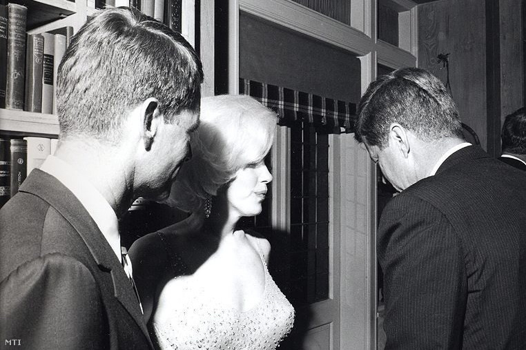 Az archív képen John F. Kennedy (j) egykori amerikai elnök és öccse, Robert F. Kennedy, valamint Marilyn Monroe amerikai színésznő láthatók New Yorkban 1962. május 19-én, az elnök 45. születésnapját köszöntő, zárt körű manhattani utópartin