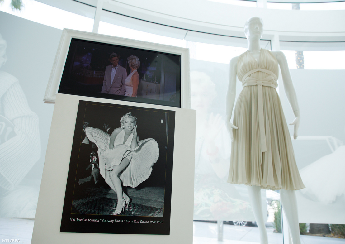 Marilyn Monroe néhai amerikai színésznő híres fehér ruhája a Marilyn Monroe rendkívüli életéből származó jelmezek és tárgyak című kiállítás sajtórendezvényén a kaliforniai Beverly Hillsben 2018. augusztus 17-én