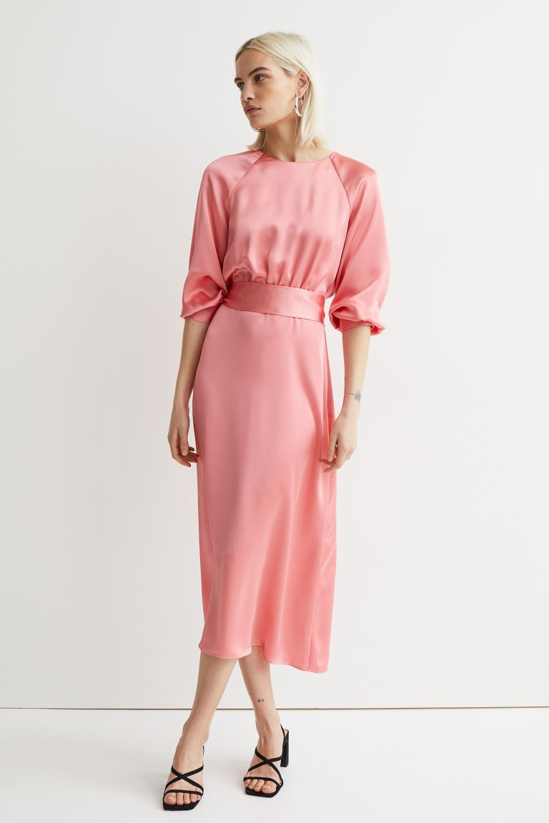 A H&M rózsaszín szaténruhája nőies, elegáns, és gyönyörűen kiemeli a derekat. 11 995 forintért vásárolhatod meg.