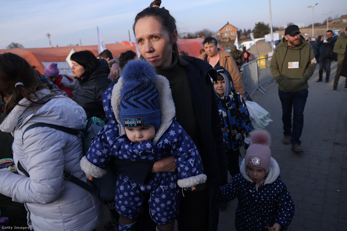 Ukrajnából menekülő édesanya gyermekeivel 2022. március 15-én Medykában, Lengyelországban