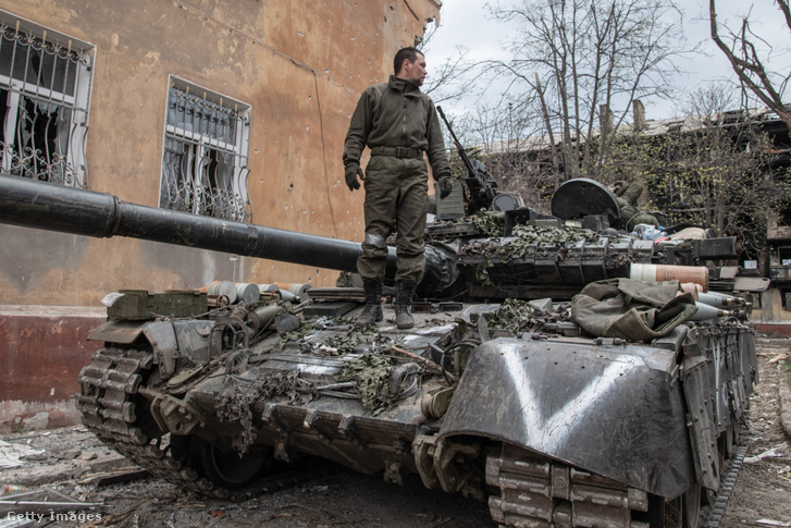 Orosz katona áll egy tank tetején Mariupolban, Ukrajnában 2022. április 18-án