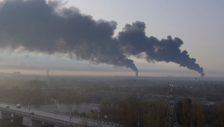 Tűz ütött ki egy egy oroszországi brjanszki olajraktárban 2022. április 25-én
