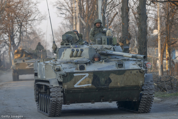 Orosz katonák haladnak el az ukrajnai Donyeckben, Volnovaha körzetben 2022. március 26-án