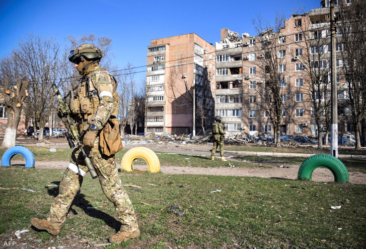 Orosz katonák egy lakóház előtt 2022. április 11-én Donyeckben