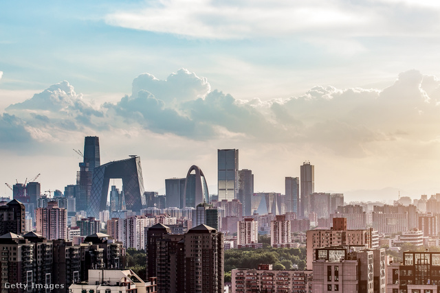 Pekingi látkép, bal szélen a CCTV épületei