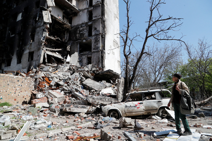 Egy lerombolt lakóépület Mariupolban Ukrajnában 2022. április 29-én