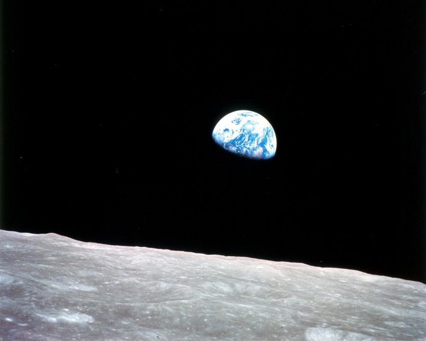 Az Apollo–8 fedélzetén Bill Anders által készített ikonikus képen a Föld látszik a holdfelszín mögül. Az asztronautákra ez a látvány gyakorolja az „overview effect”-et, azaz az áttekintő hatást