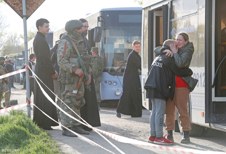 Mariupolból evakuáltak érkeznek egy ideiglenes szállásadó központba a Donyecki régióban található Bezimenne faluba 2022. május 1-jén