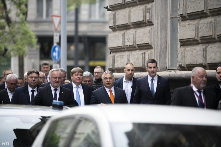 A Miniszterelnöki Sajtóiroda által közreadott képen Orbán Viktor miniszterelnök, illetve a Fidesz és a KDNP országgyűlési frakcióinak képviselői istentiszteletre mennek a Hold utcai református templomba Budapesten 2022. május 2-án