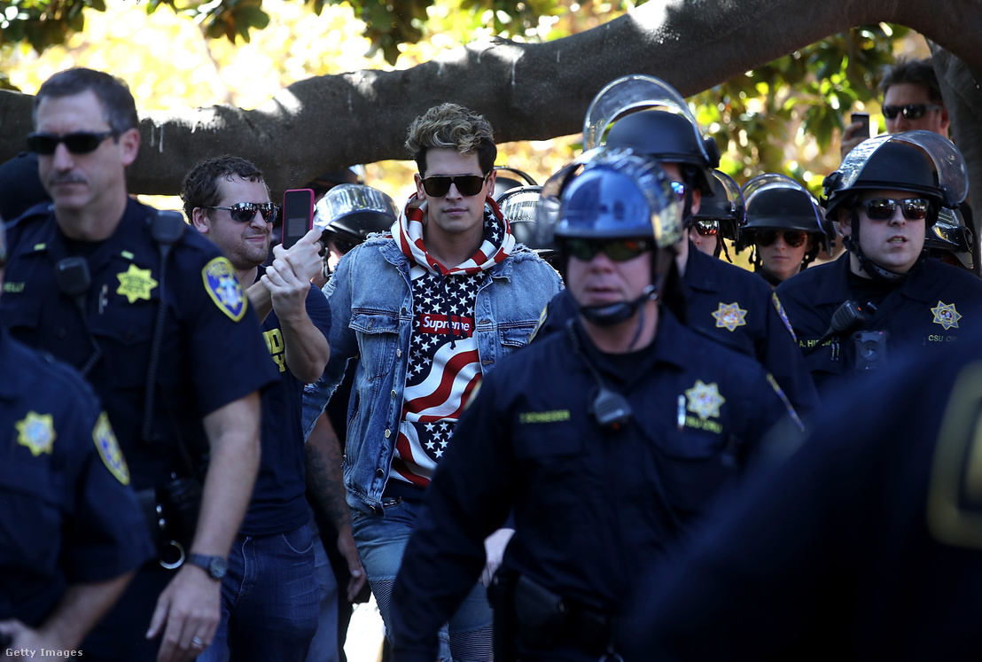 Milo Yiannopoulost rendőrök kísérik, miután felszólalt egy szabad véleménynyilvánításon az Egyesült Államokban 2017. szeptember 24-én