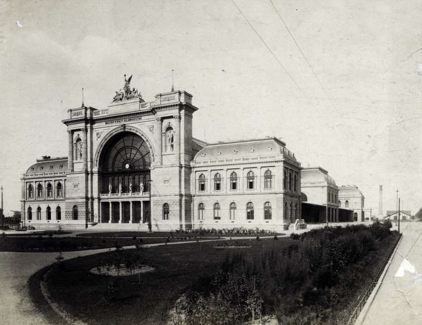 Baross tér, Keleti pályaudvar 1884-ben, az átadás évében. A pályaudvart 1881 és 1884 között a Magyar Királyi Államvasutak építette eklektikus stílusban.