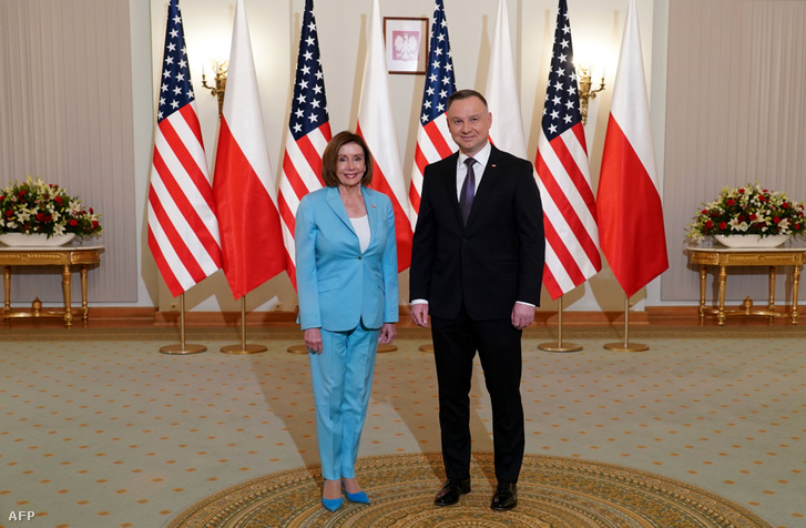Nancy Pelosi és Andrzej Duda 2022. május 2-án Varsóban