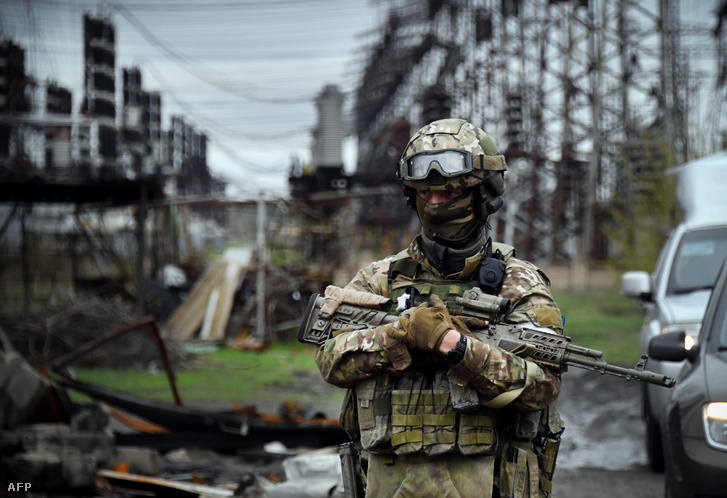 Egy orosz katona őrt áll a luhanszki erőműben 2022. április 13-án