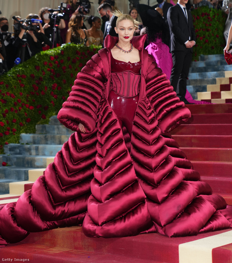 Gigi Hadid úgy festett ebben a rubinvörös ruhában, akár egy királynő.
