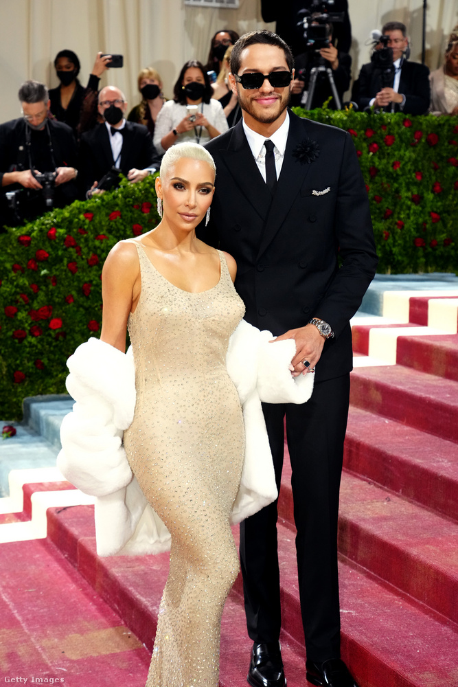 Kim Kardashian a párjával, Pete Davidsonnal lépett a vörös szőnyegre