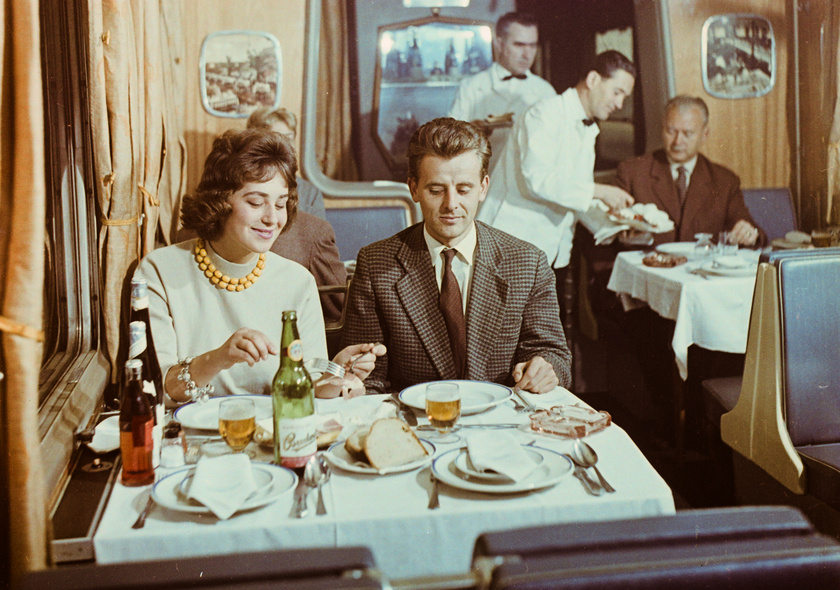 A 60-as, 70-es években nem volt ritka, hogy az emberek az étkezőkocsiban költötték el a vacsoraidőt, az elegáns körülmények csakugyan egy éttermet idéznek.