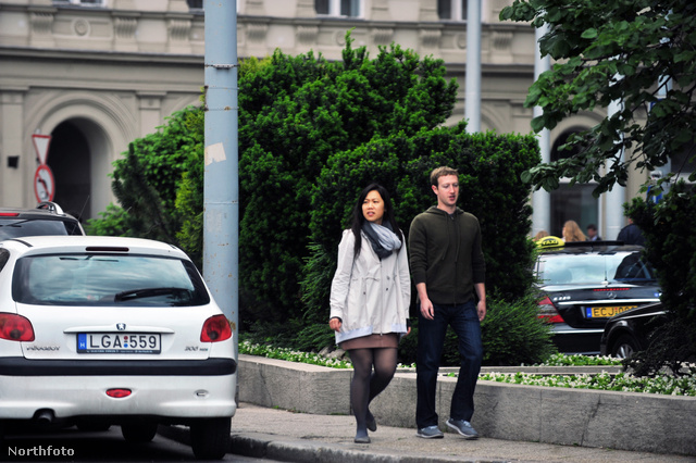Mark Zuckerberg feleségével a belvárosban