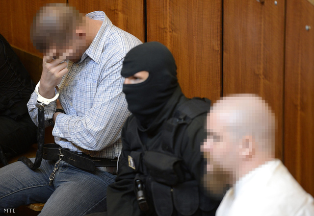 P. Zsolt harmadrendű (j) és Cs. István negyedrendű (b) vádlott a Budapest Környéki Törvényszék tárgyalótermében 2013. május 24-én.