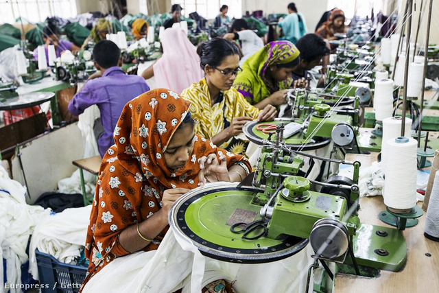 A bangladesi ruhagyárakban - ahol többek között a Wrangler és az Asics ruhái készülnek - csak 18 év feletti munkásokat alkalmaznak. Legalábbis papíron.