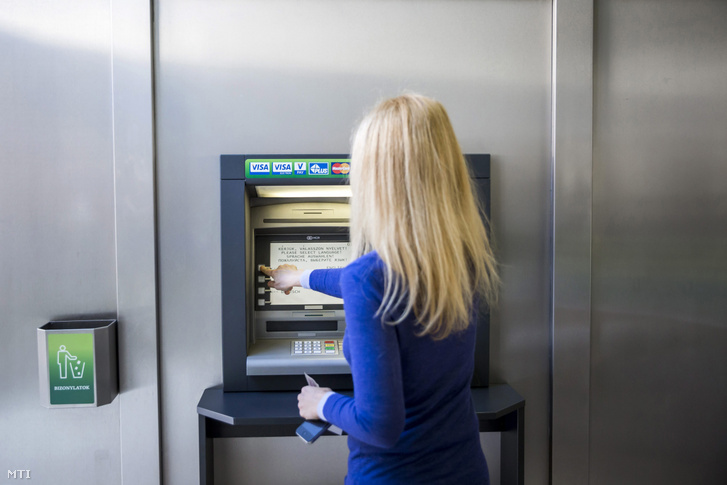 Pénzkiadó automata (ATM) egy bankfióknál Budapesten 2014. március 25-én