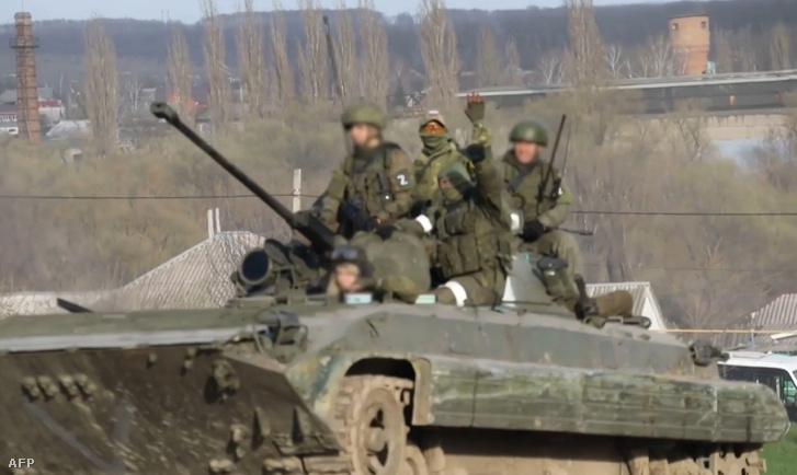 Egy páncélozott katonai egység orosz katonái 2022. április 22-én