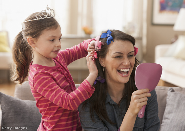 A rövid hajviselet ugyan felszabadító lehet, de a hosszú hajjal akár a gyermek is el tud játszani, így anya-lánya program is lehet belőle