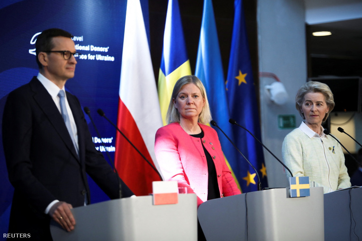 Mateusz Morawiecki, Magdalena Andersson és Ursula von der Leyen sajtótájékoztatón Ukrajna megsegítése céljából, a lengyel és a svéd kormány együttműködése által rendezett nemzetközi adományozó konferencián 2022. május 5-én