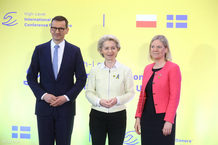Mateusz Morawiecki lengyel (b) és Magdalena Andersson svéd miniszterelnök (j) fogadja Ursula von der Leyent, az Európai Bizottság elnökét az Ukrajna megsegítése céljából, a lengyel és a svéd kormány együttműködése által rendezett nemzetközi adományozó konferencián Varsóban 2022. május 5-én