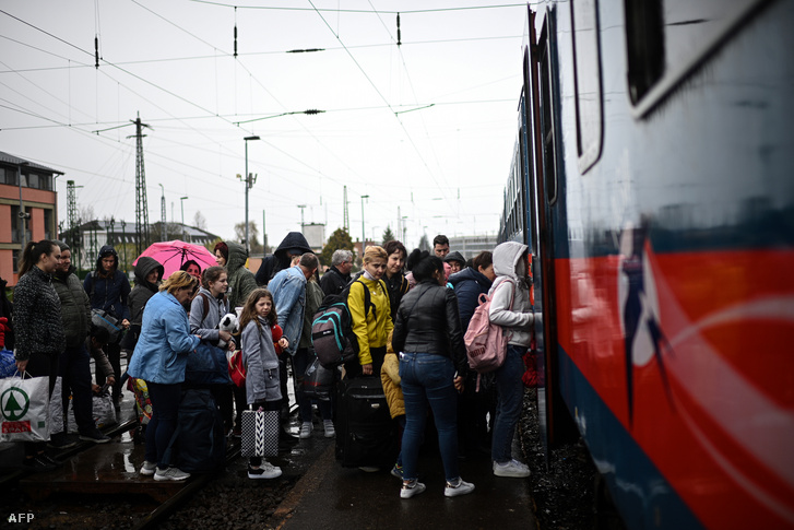 Ukrán menekültek a záhonyi vasútállomáson 2022. április 9-én