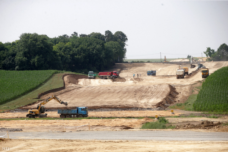 Munkagépek az M6-os autópálya Bóly–Ivándárda (országhatár) közötti szakaszának építkezésén, Bóly határában 2021. július 13-án