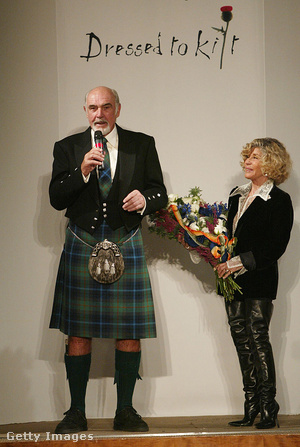 Sir Sean Connery 2004-ben New Yorkban feleségével, egy kiltet népszerűsítő divatbemutatón