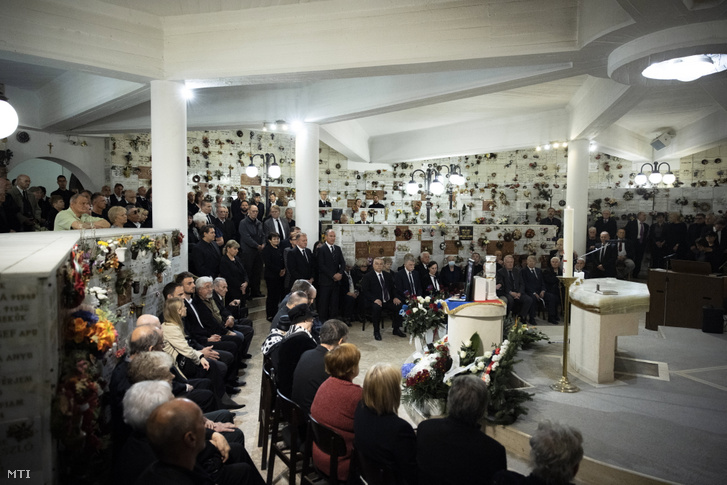 Résztvevők Raduly József temetésén a Budapest-Kelenföld Szent Gellért-templomban 2022. május 6-án