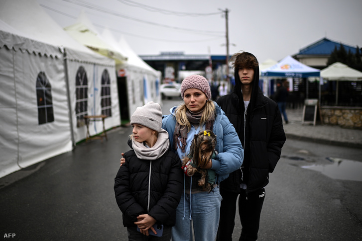 Ukrán menekültek az ukrán-román határon 2022. április 27-én