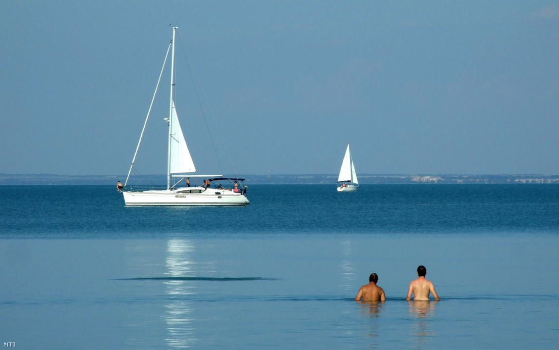 Fürdőzők és vitorláshajók a Balaton vizén egy nyári napfényes délutánon 2017. július 23-án