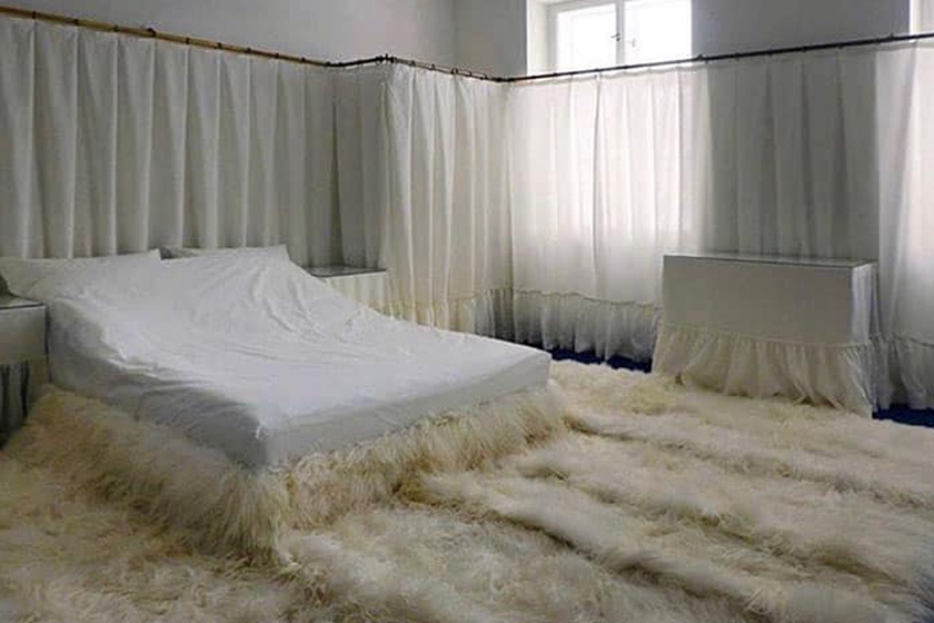 Ezt a hálószobát fehér szőrmével borították be - ki tudja, miért?