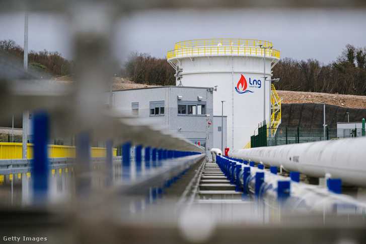Tárolósiló az LNG Croatia LLC által üzemeltetett folyékonyföldgáz- (LNG-) terminálon a horvátországi Krkben 2021. január 25-én