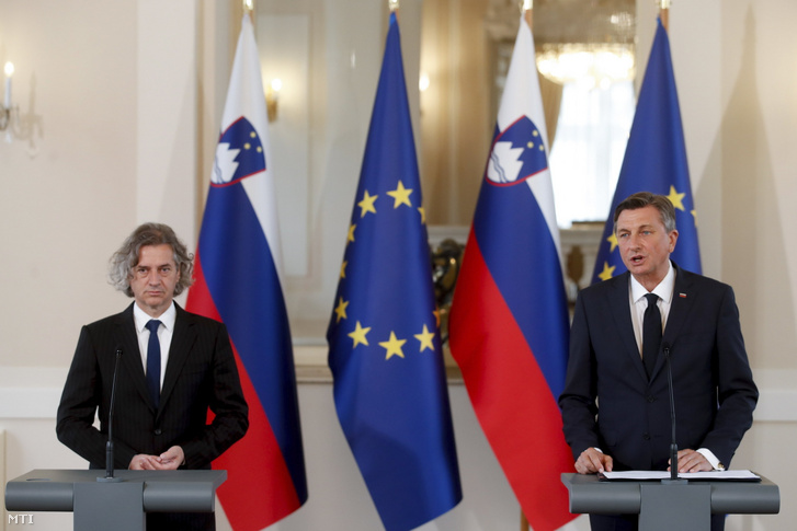 Robert Golob, a szlovén balközép Szabadság Mozgalom (Gibanje Svoboda) vezetője (b) és Borut Pahor, szlovén elnök sajtóértekezletet tart Ljubljanában 2022. április 26-án