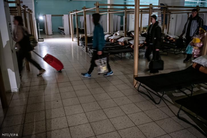 Ágyak az ukrajnai menekültek számára létesített segélyszálláson 2022. április 26-án
