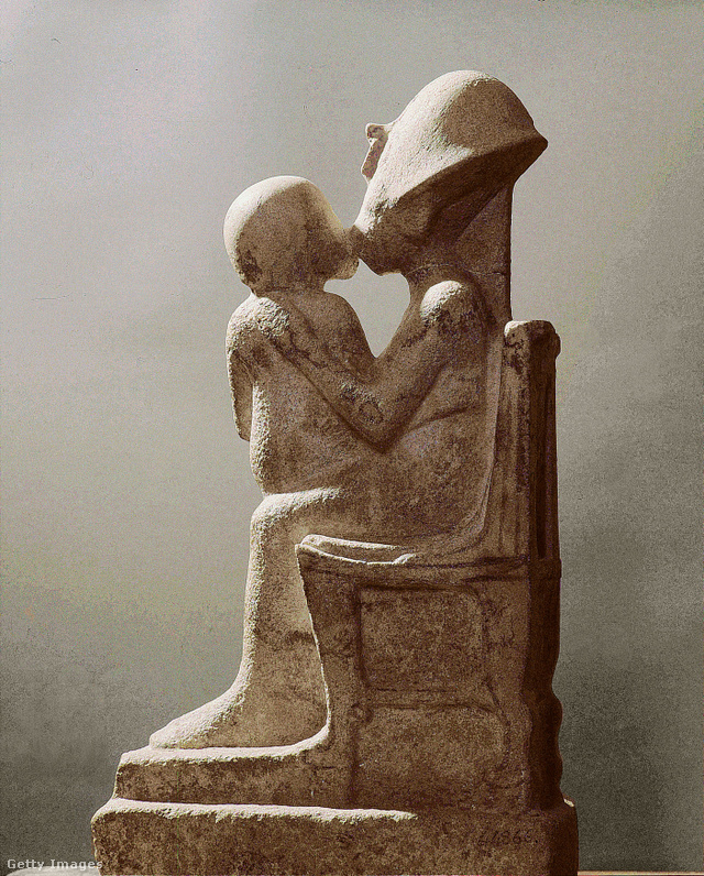 Ehnaton fáraó megcsókolja az ölében ülő lányát – befejezetlen egyiptomi szobor a Kr. e. 14. századból