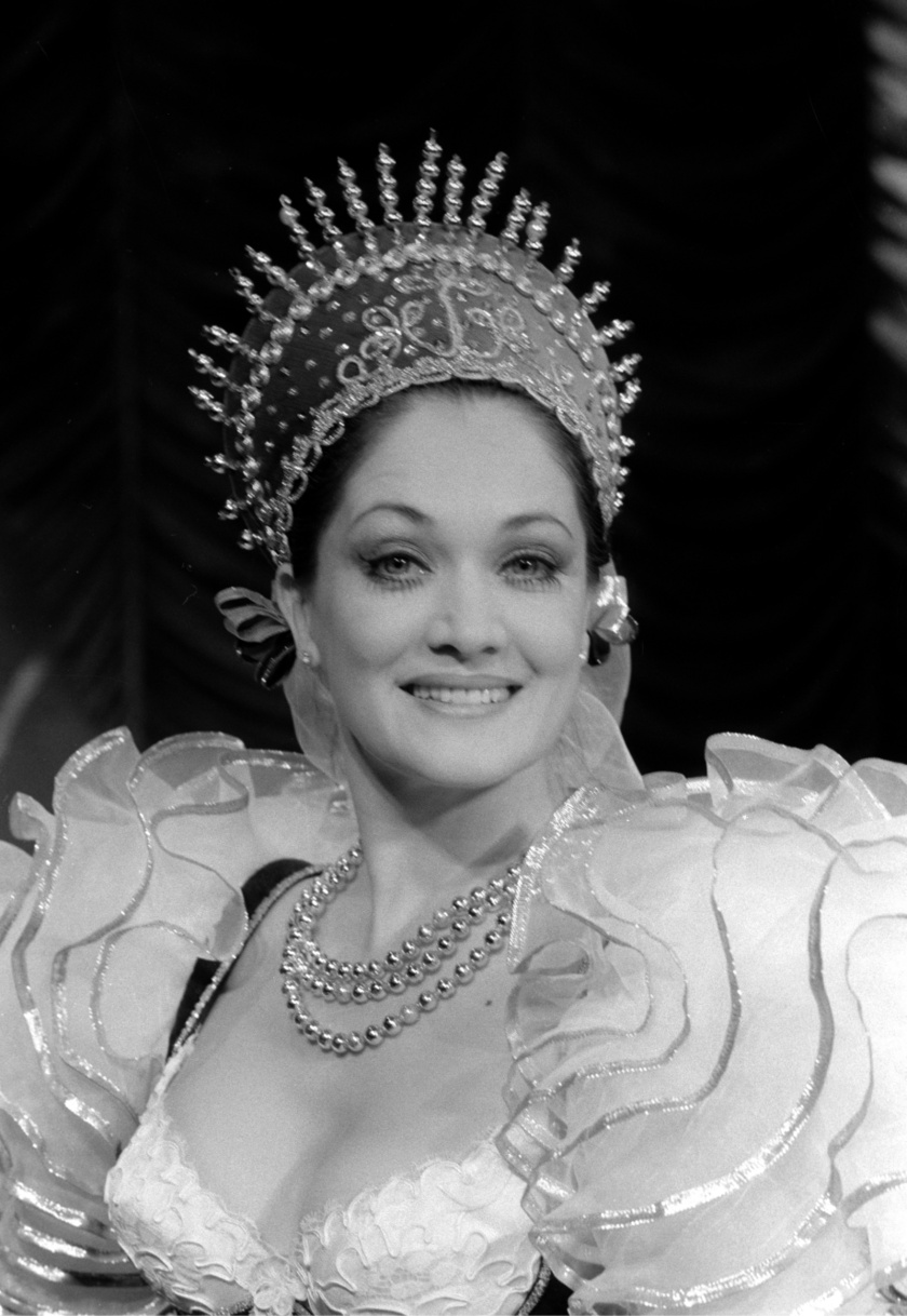 Kállay Bori 1988-ban Silvia szerepében Kálmán Imre Csárdáskirálynő című operettjének próbáján.