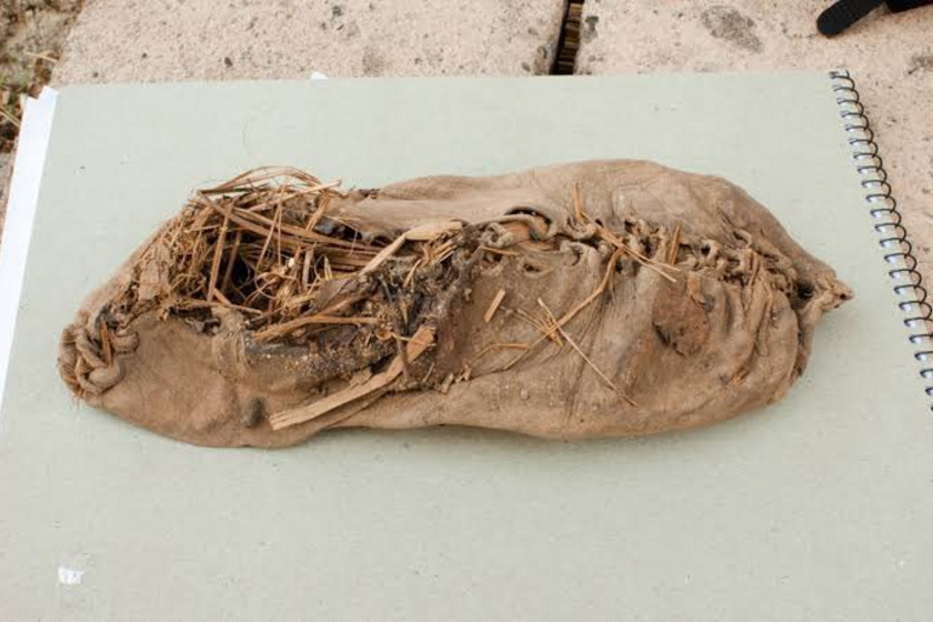 A legrégebbi cipő, amit eddig találtak, egy 5500 éves, bőrből készült lábbeli, amire egy örményországi barlangban leltek rá. Növényi olajjal kenték be, és még cipőfűzőkkel is ellátták. A mérete nagyjából 37-es, jobb lábra szánták, és valószínűleg tehetős tulajdonos viselte.