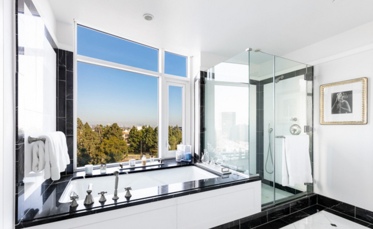 Az otthon fő fürdőszobája markáns fekete-fehér motívumokkal rendelkezik