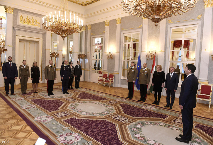 Áder János köztársasági elnök a tábornoki kinevezésekről szóló okmányok átadásán a Sándor-palotában 2018. december 17-én