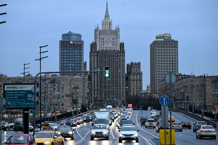Forgalmi dugó az orosz külügyminisztérium moszkvai székháza előtt 2022. április 25-én