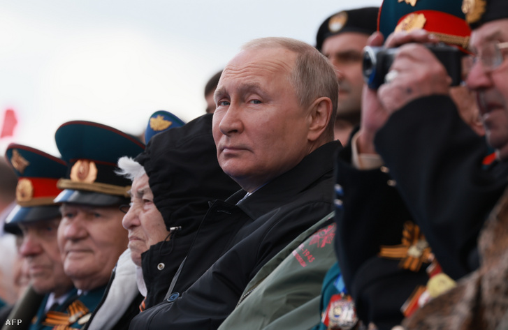 Vlagyimir Putyin orosz elnök 2022. május 9-én a Vörös téren nézi a győzelem napi katonai parádét
