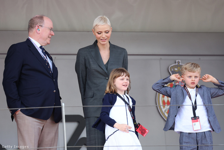 Charléne monacói hercegné és Albert herceg gyermekeikkel 2022. április 30-án a Formula E monacói nagydíján