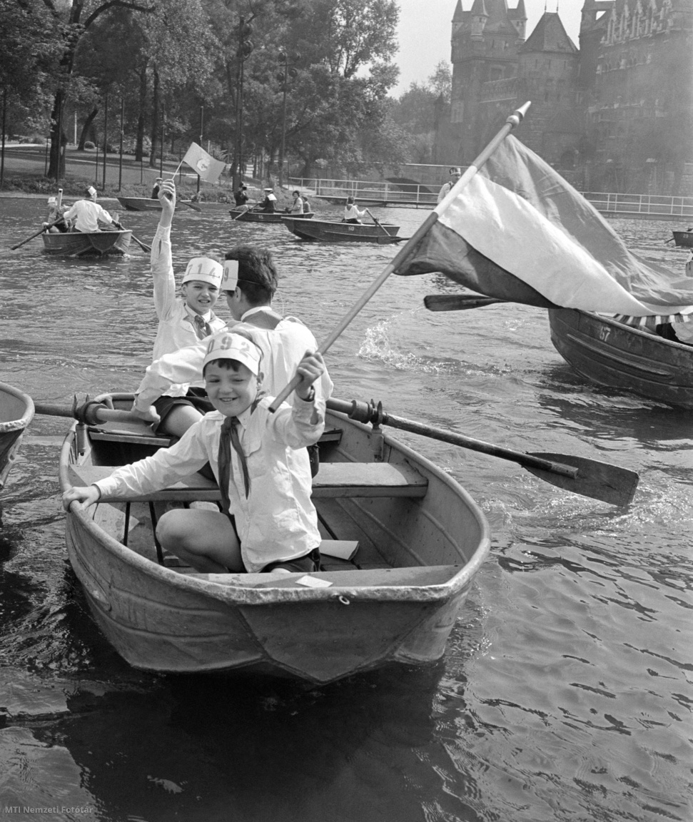 Budapest, 1961. június 11. Vízi úttörők számháborúznak a Városligeti-tavon. A csónakban az egyik részt vevő versenyző, a győztes csapat tagja. Lobogtatja a győzelmi zászlót. Háttérben a Vajdahunyad vára.